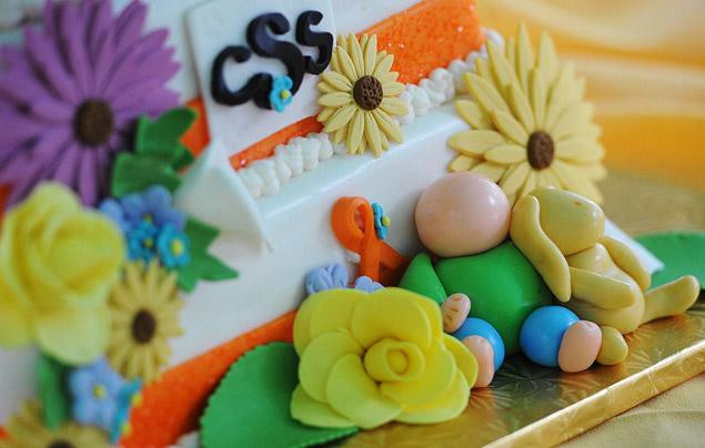 Chiếc bánh cưới có tạo hình bé Logan và những đồ chơi quen thuộc của bé.