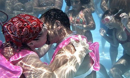 Kỷ lục trước đó được lập bởi một cặp vợ chồng người Ý với nụ hôn kỷ lục kéo dài 111 giây dưới nước.