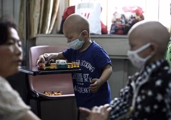 Bé chơi với đồ chơi có sẵn dành cho trẻ em trong phòng xét nghiệm.