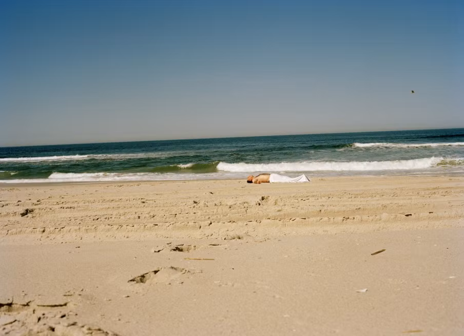 Khoảnh khắc thư thái trên bãi biển.