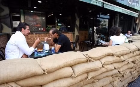 Nhà hàng theo phong cách thời chiến.