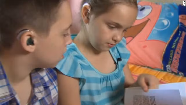 Cô bé Samantha Brownlie được chẩn đoán mắc căn bệnh mất thính lực khi lên 3 tuổi. Tuy nhiên, không vì bệnh tật mà cô bé nản lòng và tự ti, cô đã viết lại những gì bé trải qua ở trường, đặc biệt là hướng dẫn và kinh nghiệm dùng máy trợ thính nhằm mục đích giúp đỡ cho những người đồng cảnh ngộ.