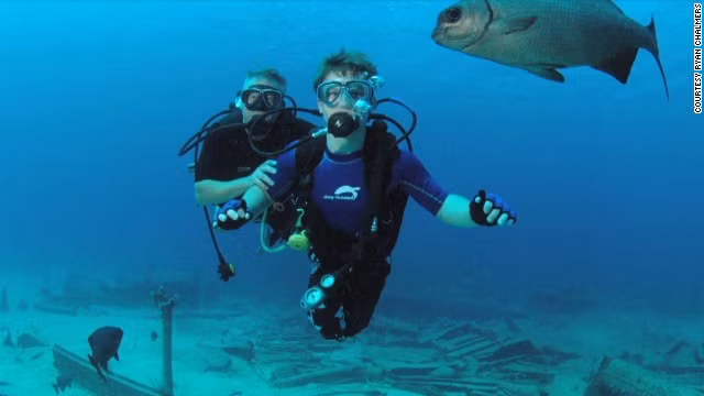 Ryan Chalmers sinh ra với dị tật bẩm sinh nứt đốt sống, khiến anh không thể sử dụng đôi chân của mình. Tuy nhiên, không vì điều đó mà khiến anh bỏ cuộc khám phá cuộc sống. Anh đã tự mình đẩy xe lăn đi khắp nước Mỹ để vận động quyên góp tiền cho giải đấu lặn của những người khuyết tật.