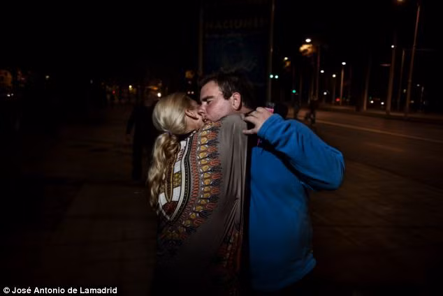 Khoảnh khắc thân mật giữa mẹ và con trai tự kỷ.