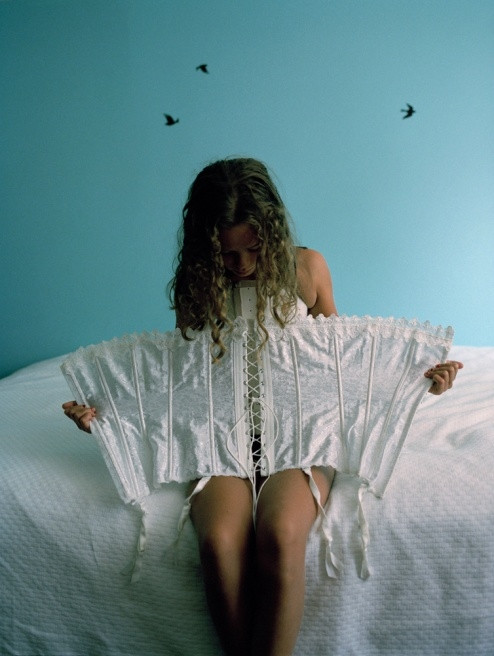 Bộ ảnh mang tên “breaking the girl” chụp lại những dụng cụ cùng với quá trình chỉnh hình xương cột sống.