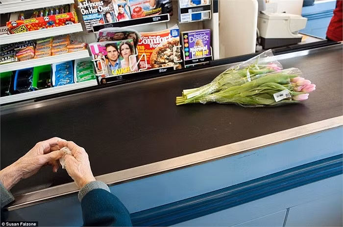 Đi đến tạp hóa quên thuộc là một trong những cách người thân của dì tạo thói quen để giúp dì nhớ lại quá khứ.