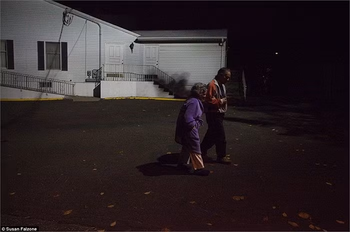 Dì Grace chuyển đến sống tại Mỹ từ khi còn rất trẻ. Sau suốt nhiều thập kỷ sống tự lập, giờ đây, cuộc sống của dì Grace phải dựa hoàn toàn vào người anh trai.