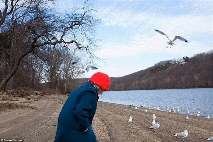 Già cả, cô đơn và bệnh tật, những người già thường bị bỏ quên. Bộ ảnh là lời nhắc nhở cho rất nhiều người về điều này.