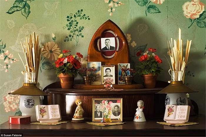 Những khung ảnh người thân của Grace trong nhà.
