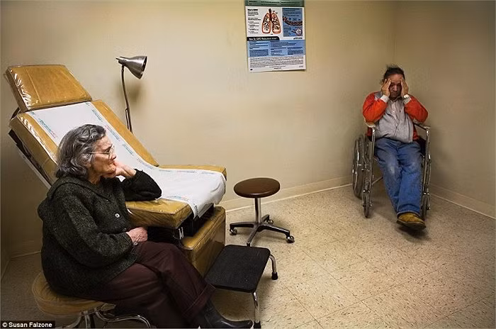 Những hình ảnh tập trung thể hiện cuộc sống của những con người sống chung với bệnh mất trí nhớ.