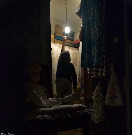 Dì bước vào cuộc sống mới khi dọn tới nhà anh trai.