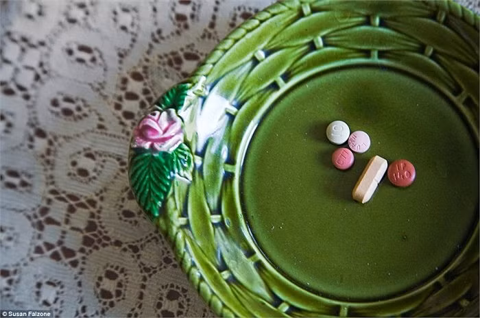 Những viên thuốc dì Grace uống mỗi ngày thường được để trong một cái đĩa ăn.