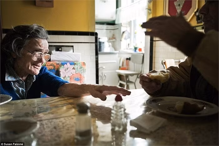 Hiện dì đã dọn tới ở chung với anh mình.