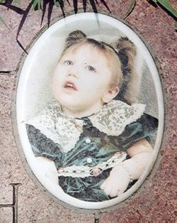 Sarah Brown. Khi bé được 36 tuần thai, mẹ bé đã quyết định phá thai. Tiến sĩ George Tiller đã tiến hành bơm Kali clorua vào não của bé, nhưng 2 ngày sau, ngày 15/7/1993, bé đã được sinh ra. Sarah bị đột quỵ và mù lúc 6 tháng tuổi, tuy nhiên, đến khi được 5 tuổi, bé mới qua đời vì suy thận, 800 người đã đến dự tang lễ của bé.