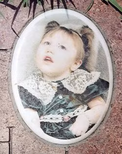 Sarah Brown. Khi bé được 36 tuần thai, mẹ bé đã quyết định phá thai. Tiến sĩ George Tiller đã tiến hành bơm Kali clorua vào não của bé, nhưng 2 ngày sau, ngày 15/7/1993, bé đã được sinh ra. Sarah bị đột quỵ và mù lúc 6 tháng tuổi, tuy nhiên, đến khi được 5 tuổi, bé mới qua đời vì suy thận, 800 người đã đến dự tang lễ của bé.