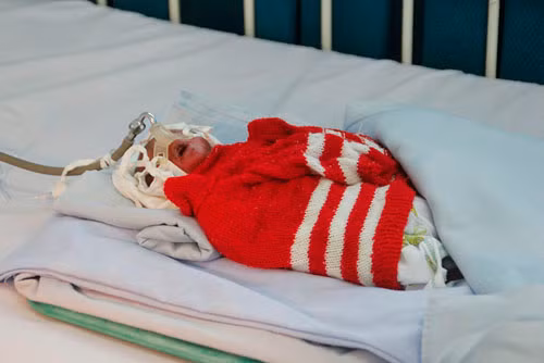 Cháu bé suýt bị chôn sống vì các bác sĩ chẩn đoán sai.