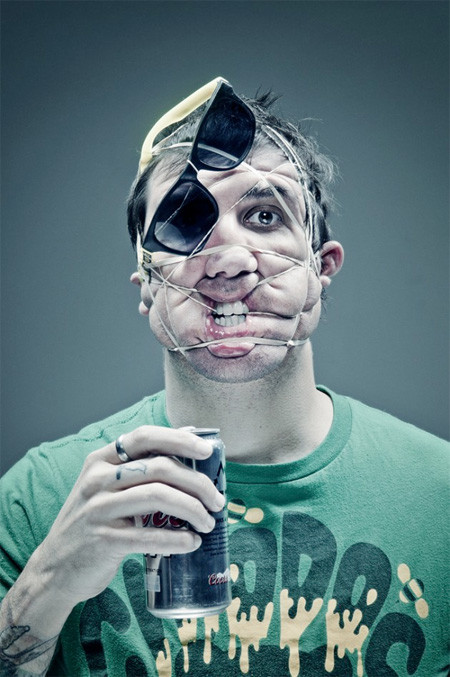 Liệu anh này có thể uống soda mà không bị rớt ra ngoài?