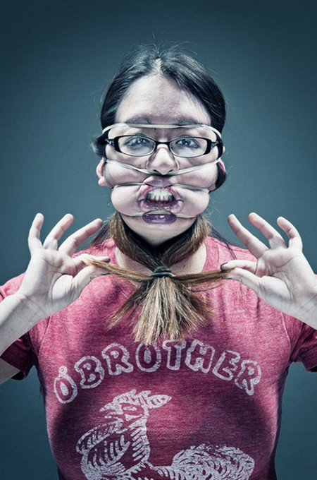 Không chỉ chơi trò bó dây cao su quanh mặt, cô gái này còn làm trò hài hước với mái tóc buộc qua cổ.