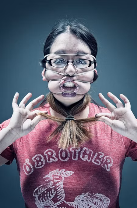 Không chỉ chơi trò bó dây cao su quanh mặt, cô gái này còn làm trò hài hước với mái tóc buộc qua cổ.