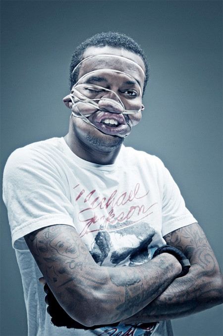 Mọi bộ phận trên khuôn mặt người đàn ông này đều bị biến dạng do lực ép của dây cao su.