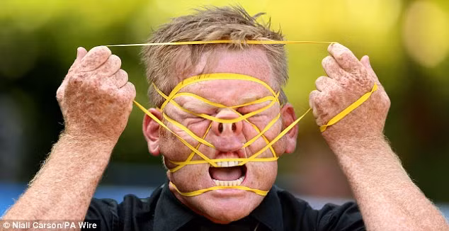 Dựa trên tạo hình những nhân vật hoạt hình yêu thích, Shay dùng dây cao su quấn quanh mặt để tạo ra các bộ mặt xấu xí nhưng lại vô cùng thú vị.