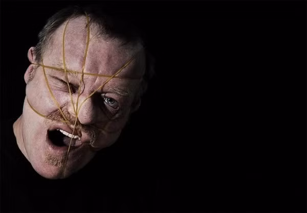 Anh chàng này có vẻ không thích "bó giò" dây cao su vào mặt mình lắm.