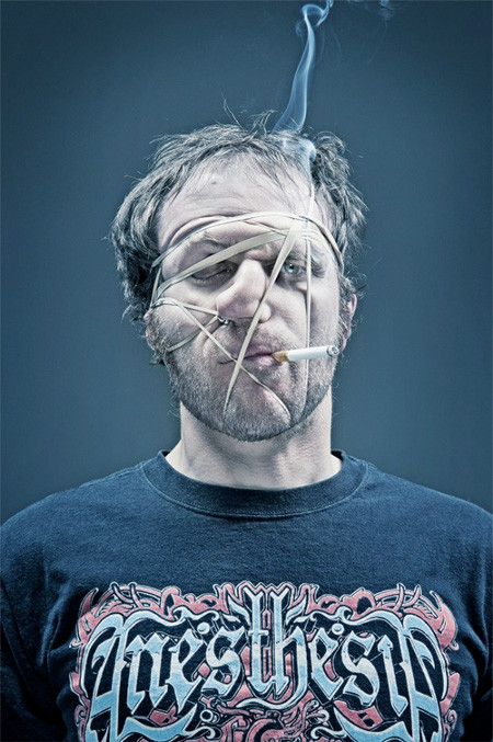 Chỉ còn một nửa cái miệng nhưng anh này vẫn có thể rít điếu thuốc lá.