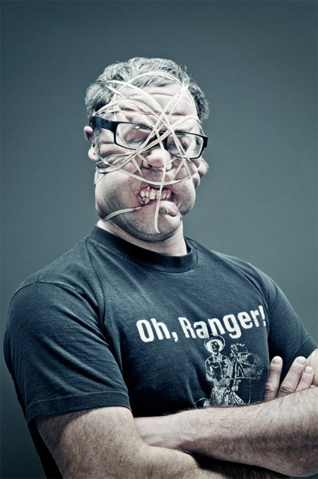 Chắc hẳn người đàn ông này cảm thấy rất đau và mỏi ở cơ mặt bởi lực kéo của dây cao su.