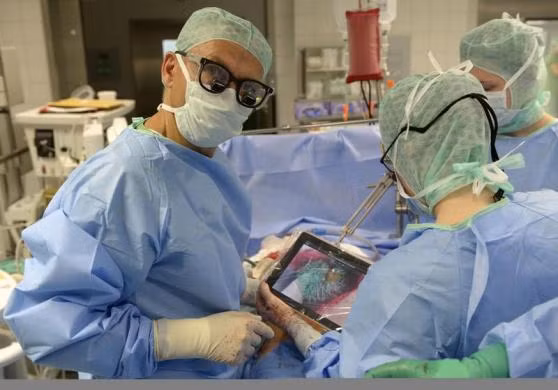 Chiếc máy tính bảng được sử dụng trực tiếp trong ca phẫu thuật gan.