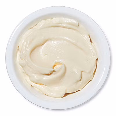 Sữa chua Hy Lạp có lượng protein gấp đôi so với sữa chua thông thường. Nó được làm dày, đầy đặn, có vị chua cay và ít ngọt hơn.