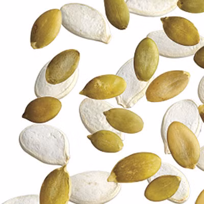 Hạt bí ngô hay còn được gọi là pepitas, 1 loại hạt được cho là đứng đầu cho các món ăn nhẹ, salat hoặc súp. Bí ngô thường có sẵn quanh năm, nhưng tốt nhất bạn nên thu mua vào mùa thu, mùa của bí ngô, sau đó đem rang lên và cất trữ. Các loại hạt này thường có lượng calo và chất béo cao, bạn cũng nên hạn chế ăn quá nhiều.