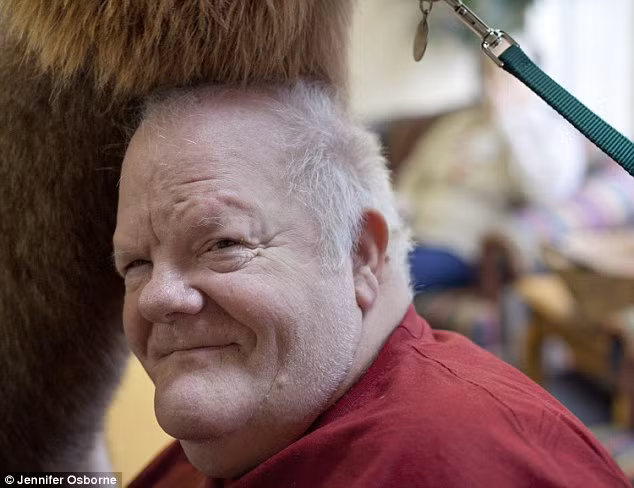 Nụ cười hạnh phúc của một bệnh nhân khi được ôm cổ chú lạc đà không bướu này.