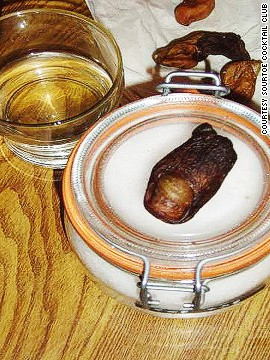 Cocktail ngón chân cụt tại thành phố Dawson, hạt Yukon, Canada. Loại cocktail nổi tiếng này có tên là Sourtoe. Quy định khi thưởng thức nó khiến nhiều người “phát hoảng”: bạn có thể uống nhanh hay chậm, nhưng bắt buộc môi bạn phải chạm vào ngón chân trong đó. Khách sẽ phải bỏ ra 5 USD (khoảng 104.000 VNĐ) để thưởng thức ly cocktail chứa… ngón chân người thật.