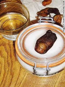 Cocktail ngón chân cụt tại thành phố Dawson, hạt Yukon, Canada. Loại cocktail nổi tiếng này có tên là Sourtoe. Quy định khi thưởng thức nó khiến nhiều người “phát hoảng”: bạn có thể uống nhanh hay chậm, nhưng bắt buộc môi bạn phải chạm vào ngón chân trong đó. Khách sẽ phải bỏ ra 5 USD (khoảng 104.000 VNĐ) để thưởng thức ly cocktail chứa… ngón chân người thật.