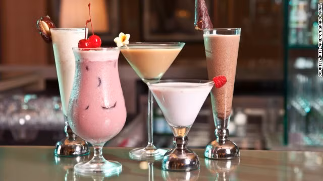 Cocktail sữa lạc đà tại United Arab Emirates. Đây là một loại cocktail không cồn được tạo ra cho người Hồi giáo ăn chay trong tháng Ramadan. Cocktail bao gồm 1 phần sữa bò, 3 phần sữa lạc đà có chứa đầy đủ các loại vitamin C, chất sắt, axit béo không bão hòa...giá 6,2 USD.