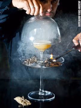 Cocktail Gunpowder Plot tại Syney, Úc có giá 20 USD. Loại cocktail này được pha chế với “hương vị thuốc súng” đốt từ bên dưới, đồng thời lắc với lòng trắng trứng và một loại thảo dược truyền thống.