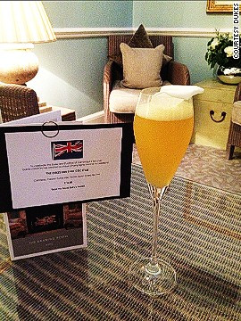 Cocktail hoàng tử bé với giá 25 USD, tại London, Anh. Loại cocktail này lấy cảm hứng từ sự ra đời của thành viên Hoàng gia gần đây, đây cũng là một phần trong sự ăn mừng những ngày trọng đại của đất nước.