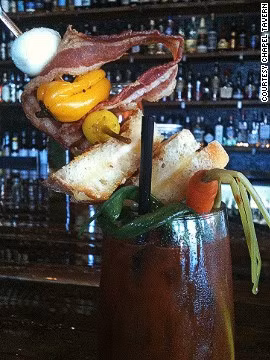 Cocktai đồ ăn nhanh có giá 10 USD tại Mỹ, được thiết kế để giúp người uống lấp đầy cái dạ dày của họ, bao gồm nước sốt nóng, bia đen Ailen, rau muối, trứng, thịt xông khói và bánh sandwich.