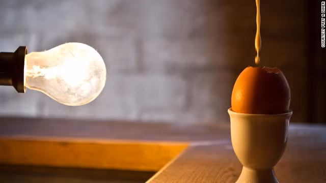 Cocktail Coquetier tại Berlin, Đức. Loại cocktail kỳ lạ này bao gồm rượu rum, sô cô la và quế được đặt trong một quả trứng gà. Chỉ 9,3 USD là bạn có thể thưởng thức loại cocktail này.