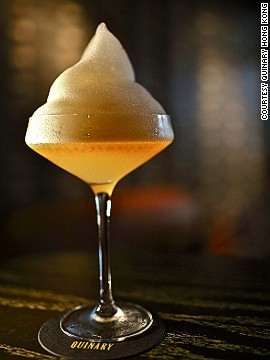 Cocktail trứng cá muối 15,6 USD. Đá lạnh và trứng cá muối kết hợp với các loại rượu được sử dụng để tạo ra đồ uống quái lạ này tại Central, Hong Kong