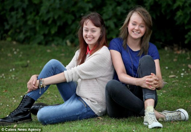 Hai chị em cũng thường xuyên bị trọc ghẹo, bắt nạt ở trường do chứng bệnh này.