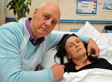 Người chồng tật nguyền- ông Baillie bên cạnh người vợ mới hồi sinh.