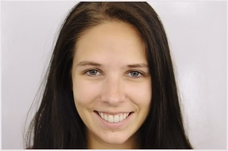 Từ một người bình thường, thậm chí xinh đẹp, sẽ biến thành những thây ma xấu xí, đáng sợ.