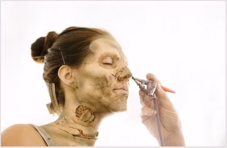 Công cuộc hóa trang trải qua rất nhiều công đoạn khác nhau, sử dụng rất nhiều chất liệu, màu sắc... để kết quả giống như mô hình 3D sống động.