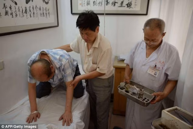 Một bệnh nhân bị ung thư đang chuẩn bị cho đợt điều trị bằng ong đốt.