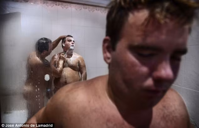 Bức ảnh này ghi lại khoảnh khắc cảm động mà cha của 3 anh em đang tắm cho con trai của mình. Mặc dù ở tuổi thứ 18, nhưng những chàng trai này rất dễ bị tổn thương bởi chứng tự kỷ.