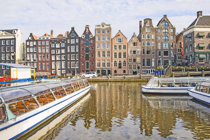 Đứng sau đó là Hà Lan với 55.109 ca phẫu thuật thẩm mỹ.