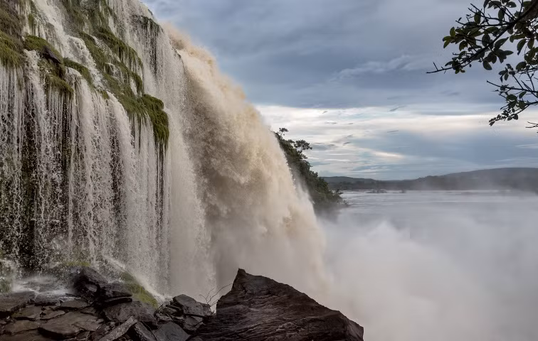 Venezuela, đất nước của hoa hậu thế giới với tổng số ca phẫu thuật lên tới 81.158 ca.