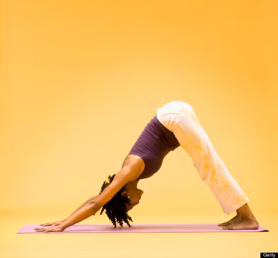 Tư thế chó cúi đầu -Adhomukha Svanasana: ắt đầu ở tư thế quỳ trên cả hai chân và hai tay, đầu gối mở rộng sang hai bên hông. Hai tay mở rộng bằng vai và 5 ngón tay xòe rộng. Dùng lực cánh tay, từ từ đẩy người lên cao, hai chân duỗi thẳng sao cho cơ thể tạo thành hình chữ V. Tư thế có tác dụng giảm căng thẳng ở vai, thư giãn cổ, lưu thông máu đến não.