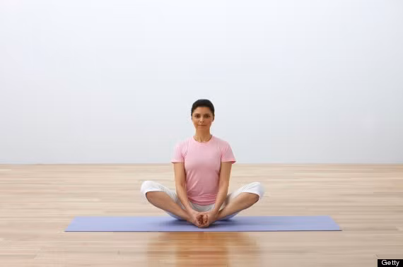 Tư thế Baddha Konasana giúp mở rộng hông, giảm đau thần kinh tọa do ngồi trong thời gian dài.